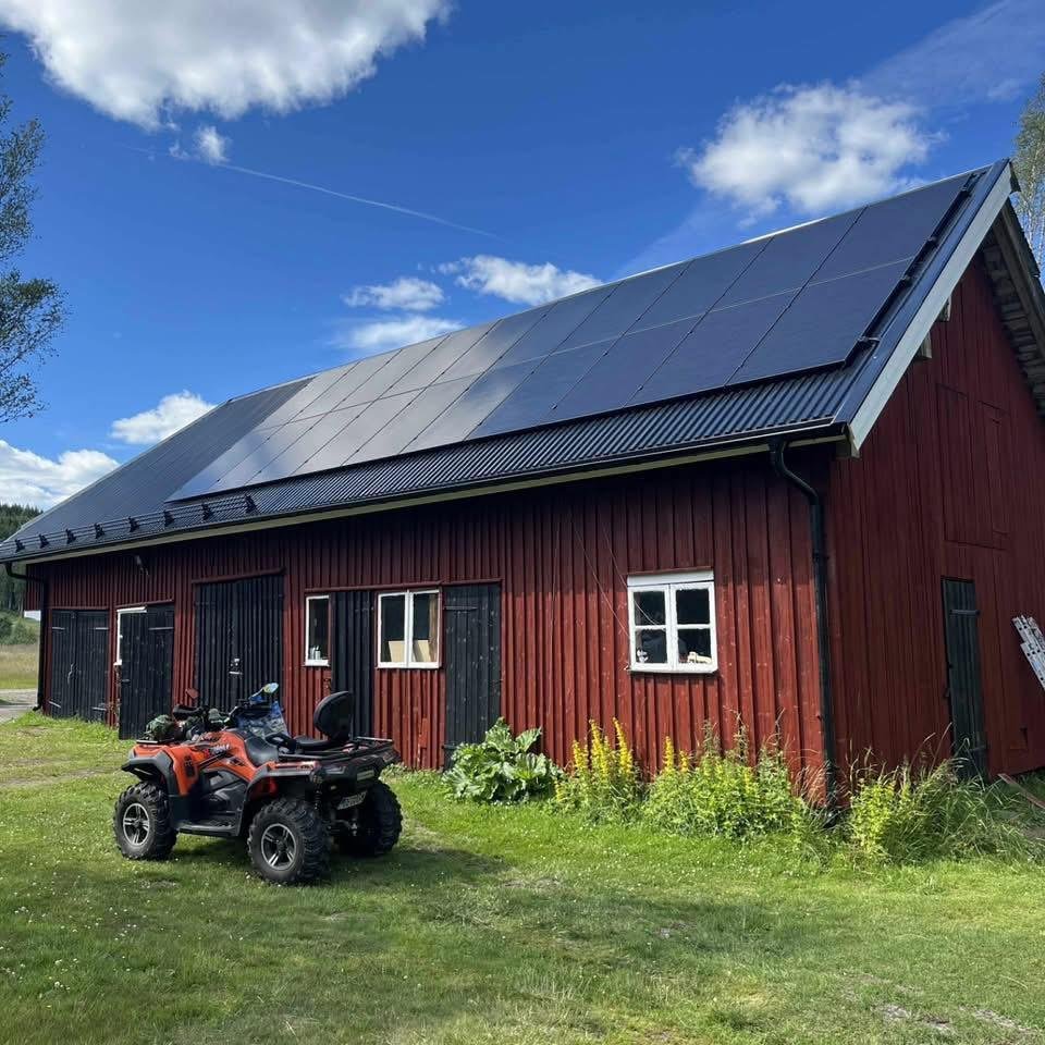 Solceller monterade på röd ladugård i Molkom, Värmland - installation av Hammarö Solenergi