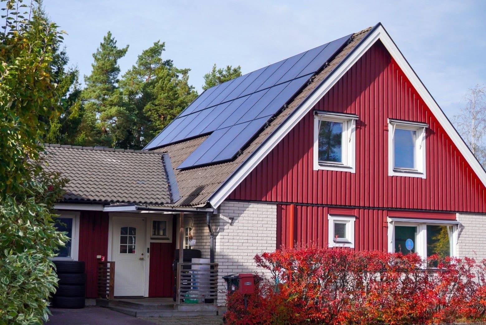 Solcellsinstallation på villa med rött tak