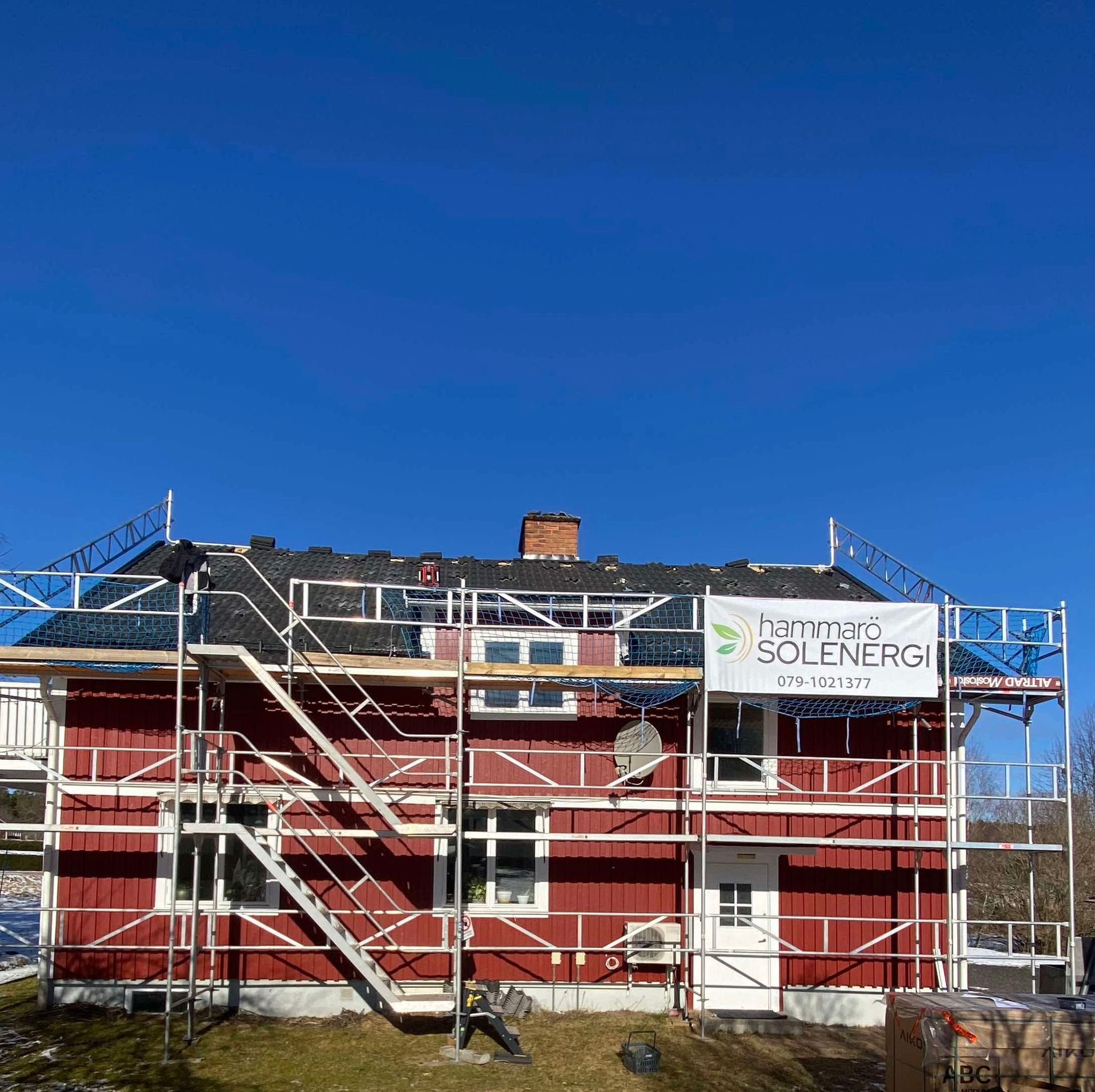 Hammarö Solenergi-banderoll på byggställning vid installation