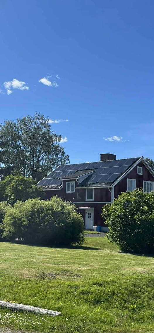 Villa med röda och gröna solpaneler